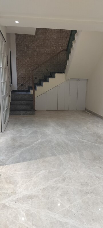 Room in 5 BHK Independent House at Sector 49 – for Sale