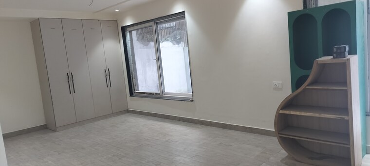 Room, sector 49 5 Bedroom 250 Sq.Mt. Independent House In Sector 49 Noida 9079901