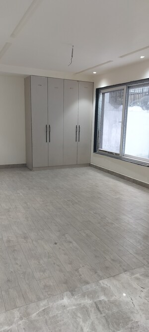 Room in 5 BHK Independent House at Sector 49 – for Sale