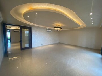 Room in 4 BHK Builder Floor at Dlf Phase I – for Rent