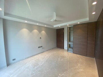 Room in 4 BHK Builder Floor at Dlf Phase I – for Rent