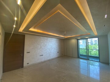 Room in 4 BHK Builder Floor at Dlf Phase I – for Rent