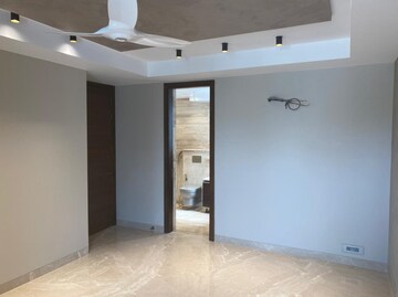 Room in 4 BHK Builder Floor at Dlf Phase I – for Rent