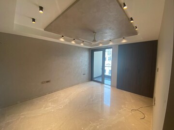 Room in 4 BHK Builder Floor at Dlf Phase I – for Rent