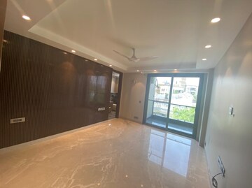 Room in 4 BHK Builder Floor at Dlf Phase I – for Rent