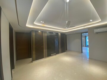 Room in 4 BHK Builder Floor at Dlf Phase I – for Rent
