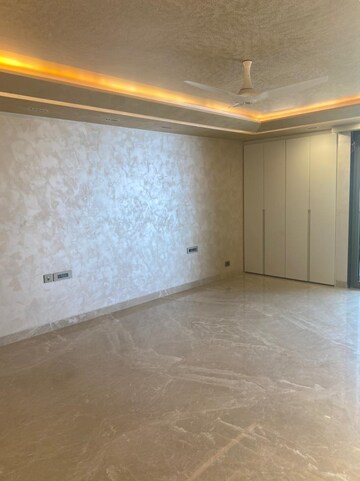 Room in 4 BHK Builder Floor at Dlf Phase I – for Rent