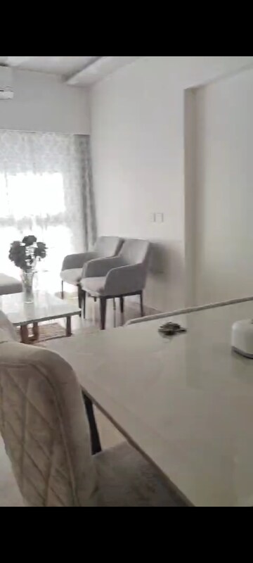 2 BHK Apartment For Rent in Rustomjee Erika, Bandra East