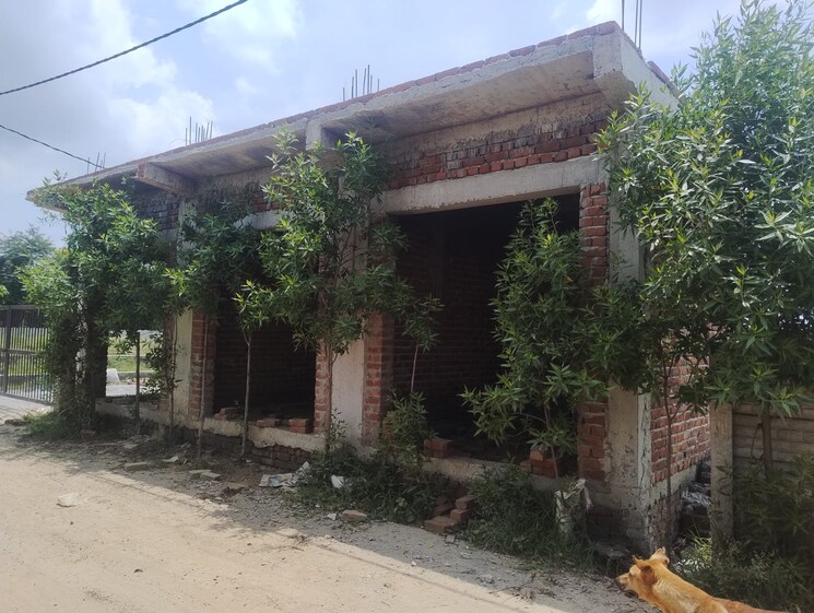 Nearby, sector 16b greater noida  100 Sq.Yd. Plot In Sector 16b Greater Noida Greater Noida 9079995