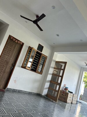 Room in 6+ BHK Independent House at Noida Central – for Sale