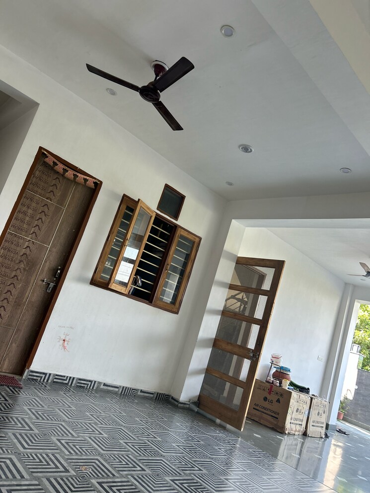 Room, noida central 6+ Bedroom 200 Sq.Mt. Independent House In Noida Central Noida 9080026