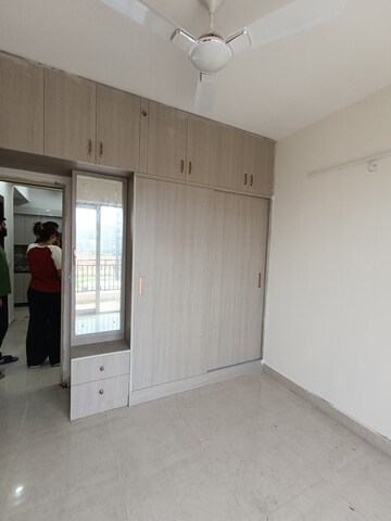 Room in 2 BHK Apartment at Signature Global Prime, Sector 63a – for Rent