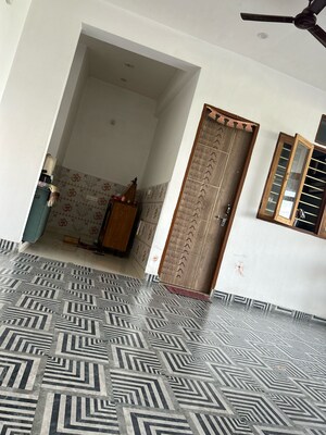 Room in 6+ BHK Independent House at Noida Central – for Sale