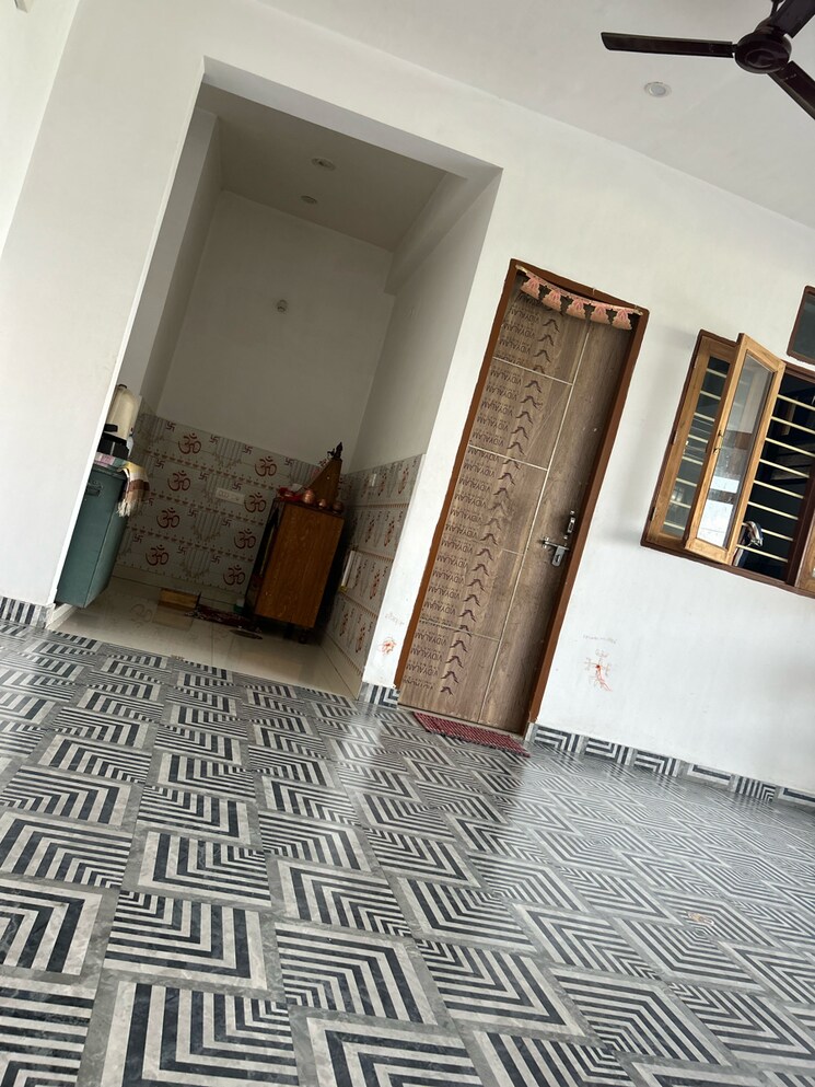 Room, noida central 6+ Bedroom 200 Sq.Mt. Independent House In Noida Central Noida 9080026