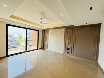 Room in 4 BHK Builder Floor at Dlf Phase I – for Sale