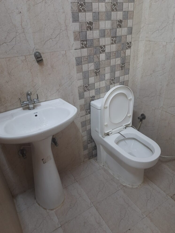 Bathroom, astha-lane-residents-welfare-association 2 Bedroom 825 Sq.Ft. Apartment In Indrapuram Ghaziabad 9080012