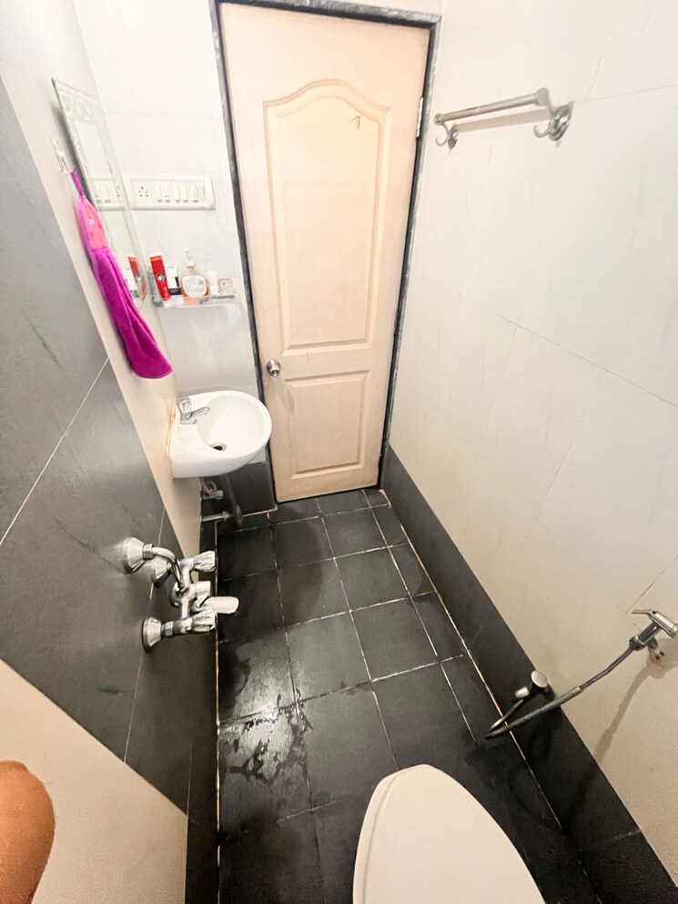 Bathroom, akanksha-pioneer 1.5 Bedroom 511 Sq.Ft. Apartment In Vartak Nagar Thane 9080064