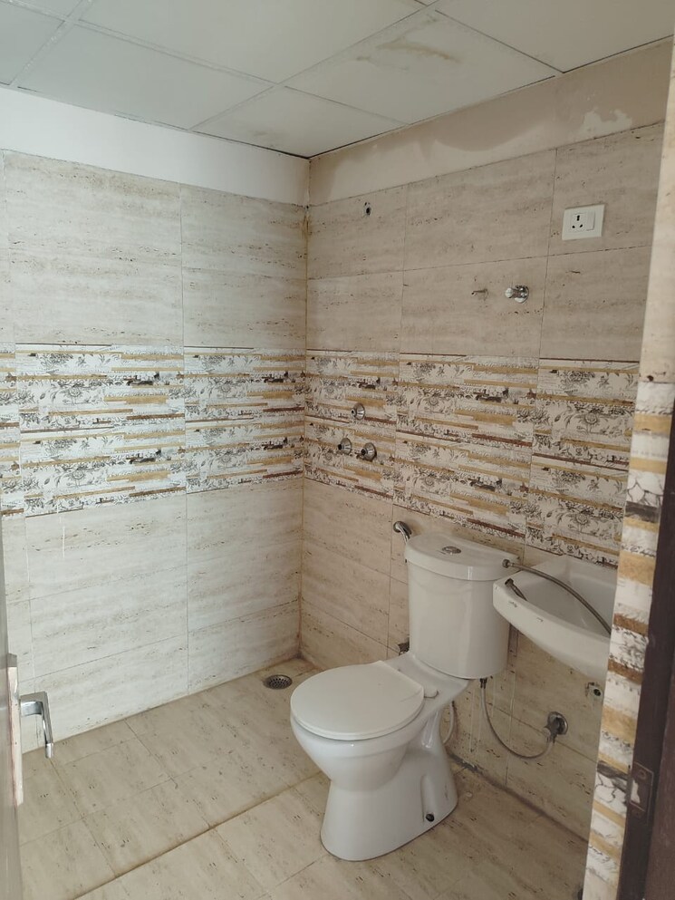 Bathroom, amrapali-golf-homes 2.5 Bedroom 945 Sq.Ft. Apartment In Sector 4 Greater Noida Greater Noida 9080060