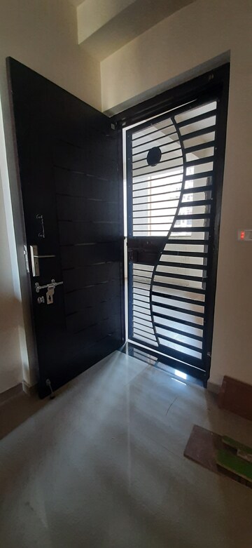 Furnished Amenities in 3 BHK Builder Floor at Land Craft Golf Links Villa, Pandav Nagar – for Sale