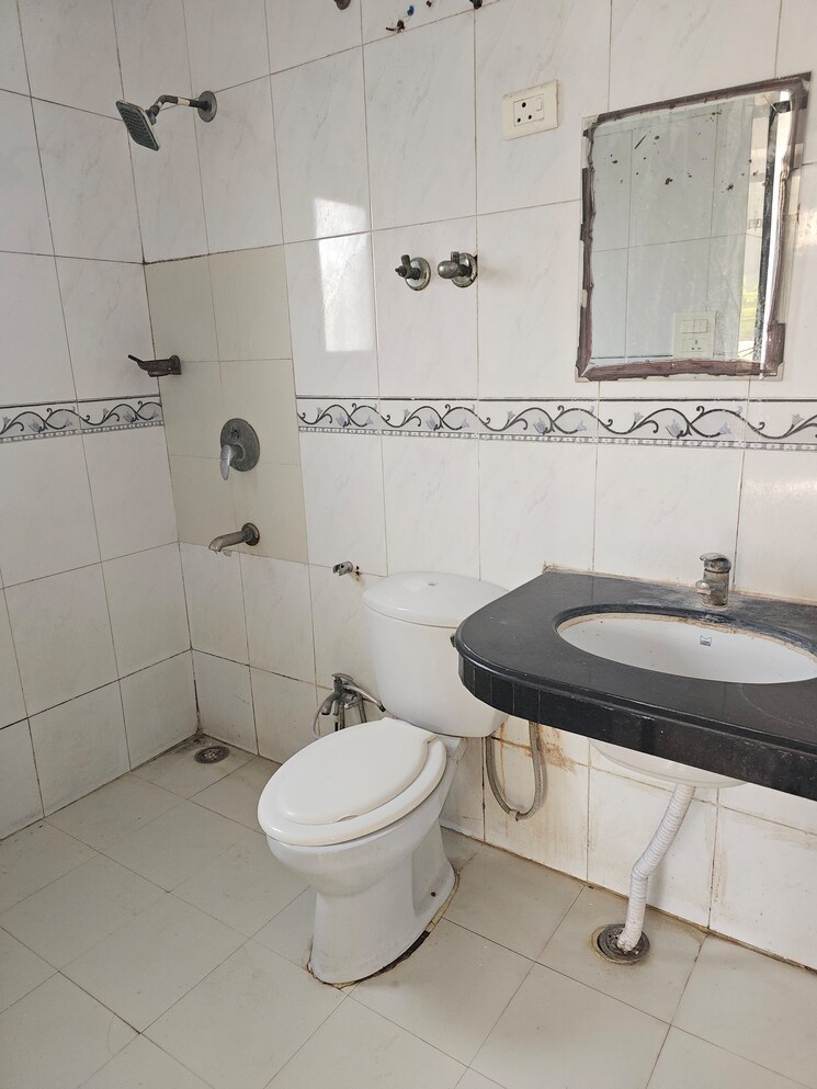 Bathroom, sector 22 dwarka 3.5 Bedroom 1800 Sq.Ft. Apartment In Sector 22 Dwarka Delhi 9080284
