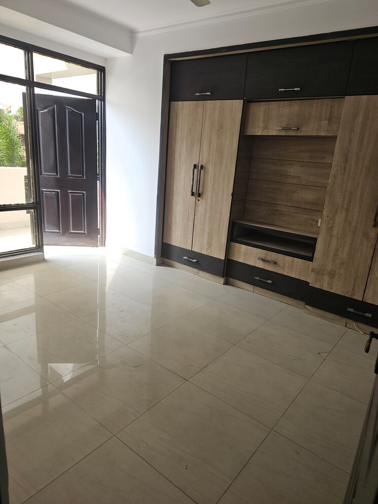 Room, sector 22 dwarka 3.5 Bedroom 1800 Sq.Ft. Apartment In Sector 22 Dwarka Delhi 9080284