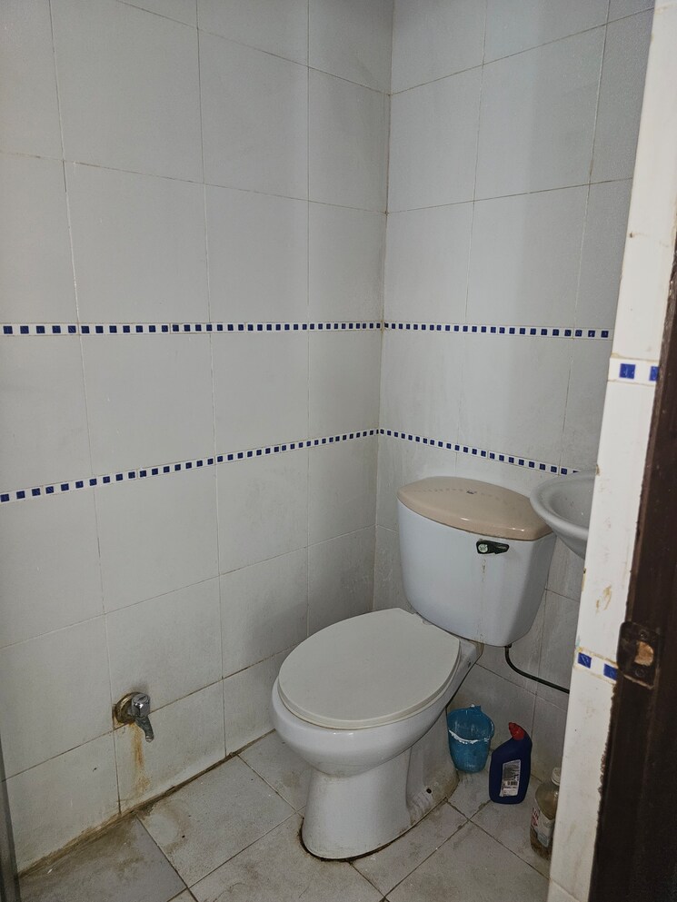 Bathroom, sector 22 dwarka 3.5 Bedroom 1800 Sq.Ft. Apartment In Sector 22 Dwarka Delhi 9080284
