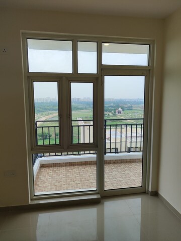 Room in 3 BHK Apartment at Omaxe R2, Gomti Nagar – for Rent