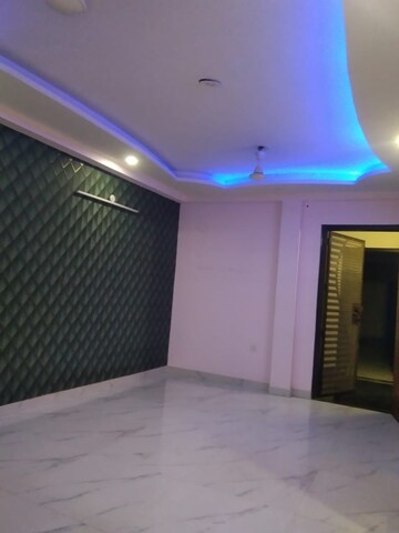 Room in 4 BHK Apartment at Chattarpur – for Rent