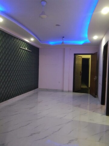 Room in 4 BHK Apartment at Chattarpur – for Rent