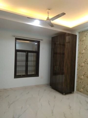 Room in 4 BHK Apartment at Chattarpur – for Rent