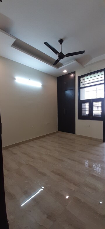 Room in 3 BHK Builder Floor at Landcraft Golflink Villas, Pandav Nagar – for Rent