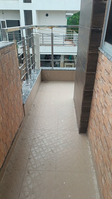 Balcony in  Shop at Morabadi – for Rent