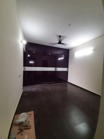 Furnished Amenities in 2 BHK Apartment at Landcraft Golflinks Plaza, Pandav Nagar – for Rent