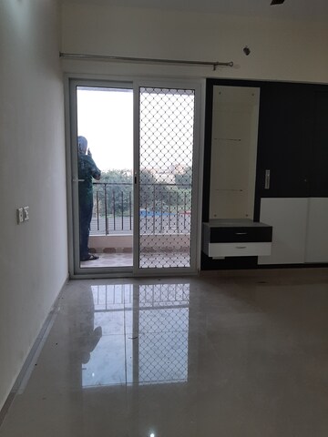 Room in 2 BHK Apartment at Landcraft Golflinks Plaza, Pandav Nagar – for Rent