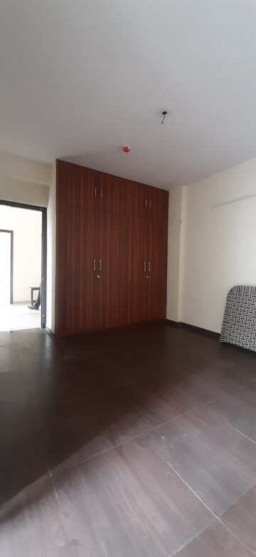 Furnished Amenities in 3 BHK Builder Floor at Landcraft Golf Links, Pandav Nagar – for Rent
