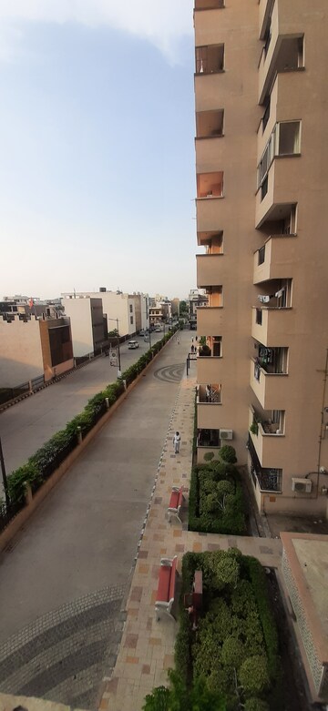 Team Area in 3 BHK Builder Floor at Landcraft Golf Links, Pandav Nagar – for Rent