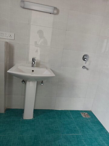 Attached Bathroom in 3 BHK Apartment at Gomti Nagar – for Rent