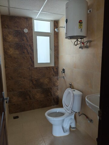 Attached Bathroom in 3 BHK Apartment at Gomti Nagar – for Rent