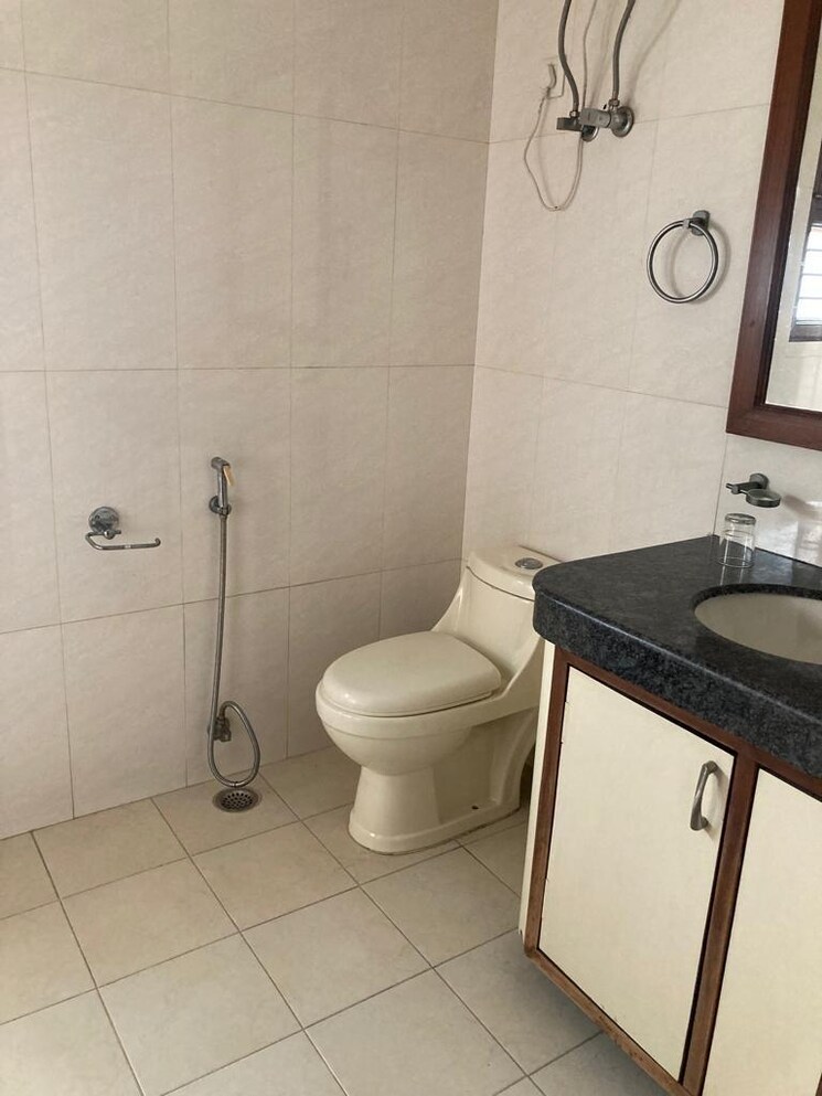Bathroom, sainik farm 4 Bedroom 5000 Sq.Yd. Villa In Sainik Farm Delhi 9080883