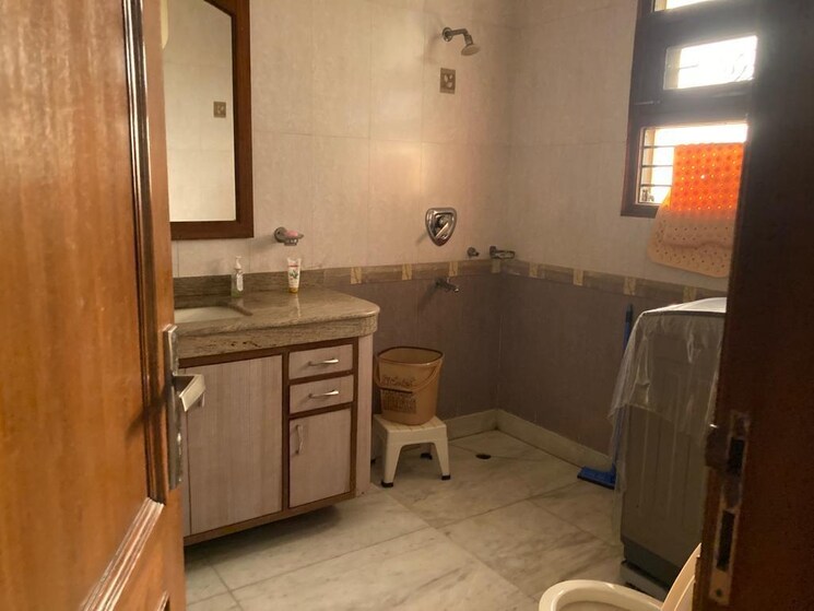Bathroom, sainik farm 4 Bedroom 5000 Sq.Yd. Villa In Sainik Farm Delhi 9080883