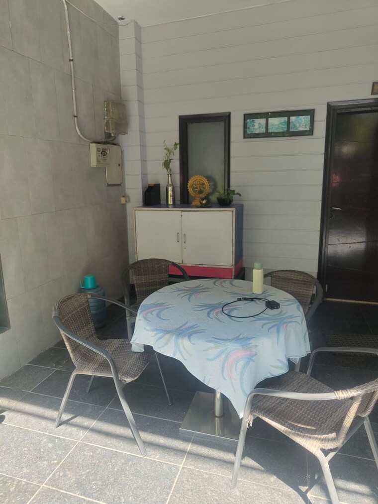 Living Room, sector 50 5 Bedroom 112 Sq.Mt. Villa In Sector 50 Noida 9081049