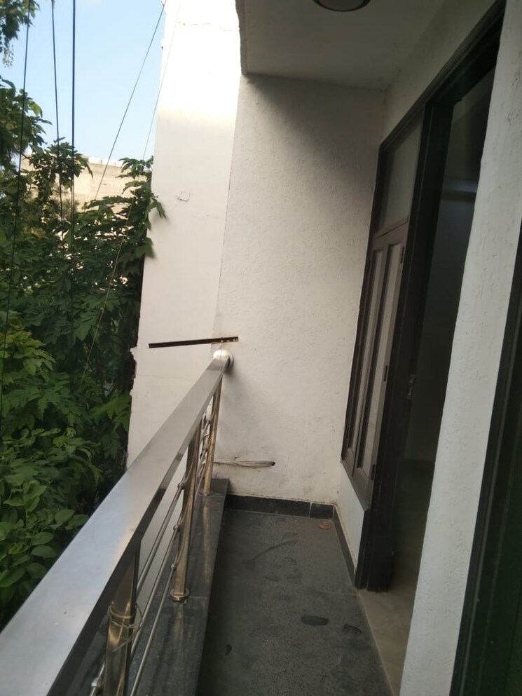 Balcony, rajpur khurd extension 3 Bedroom 125 Sq.Yd. Apartment In Rajpur Khurd Extension Delhi 9081023