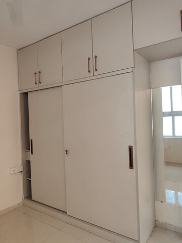 Room in 3.5 BHK Apartment at Rishita Manhattan, Gomti Nagar – for Rent