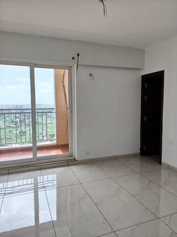 Room in 3.5 BHK Apartment at Rishita Manhattan, Gomti Nagar – for Rent