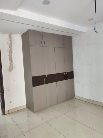 Room in 3.5 BHK Apartment at Rishita Manhattan, Gomti Nagar – for Rent