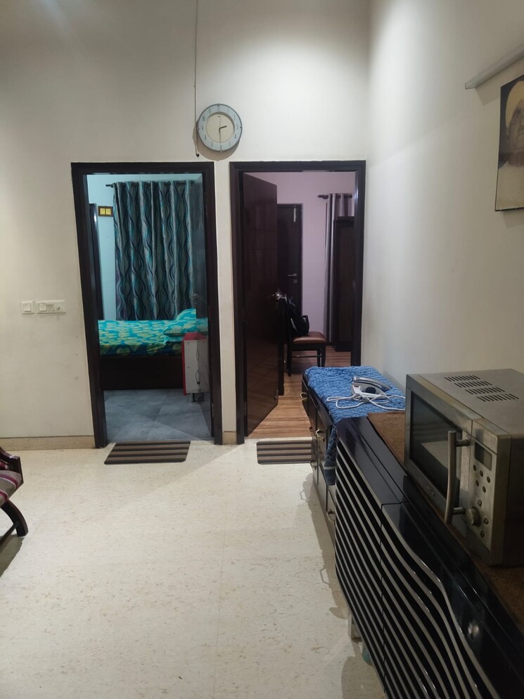 Bedroom, sector 40 5 Bedroom 162 Sq.Mt. Villa In Sector 40 Noida 9081104