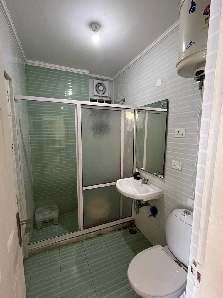 Attached Bathroom, kamyana bharari road 2.5 Bedroom 1280 Sq.Ft. Apartment In Kamyana Bharari Road Shimla 9081275