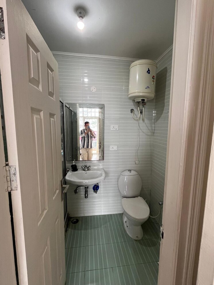 Bathroom, kamyana bharari road 2.5 Bedroom 1280 Sq.Ft. Apartment In Kamyana Bharari Road Shimla 9081275