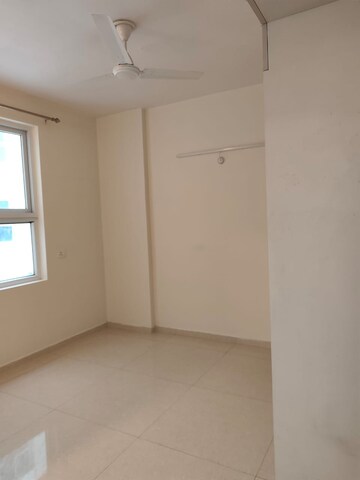 Room in 3.5 BHK Apartment at Omaxe Waterscapes, Gomti Nagar – for Rent