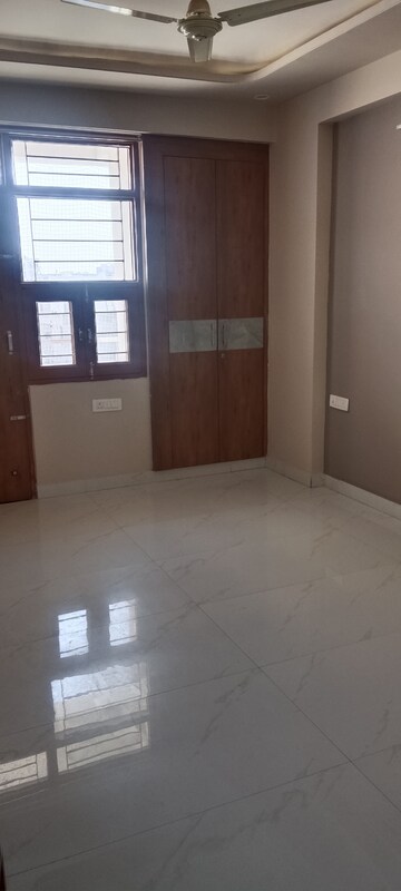 Room in 3 BHK Apartment at Mansarovar – for Rent